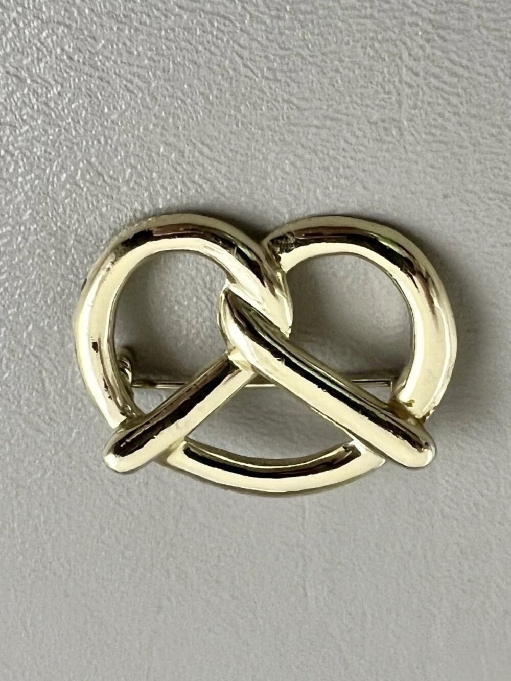 Vintage Gold Tone Pretzel Love Knot Brooch Pin Openwork Costume Jewelry